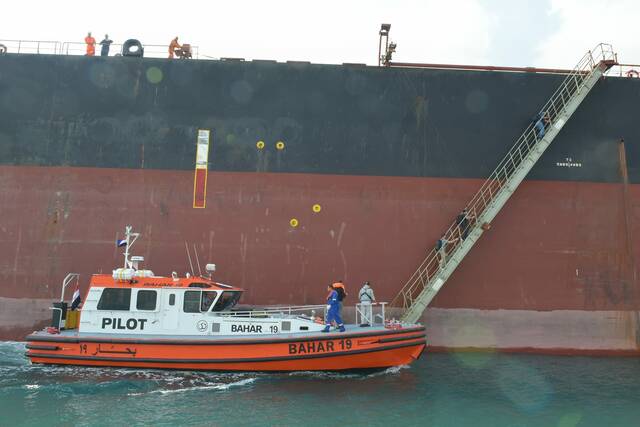 عمال يقدمون الخدمات للسفن المارة في قناة السويس - أرشيفية