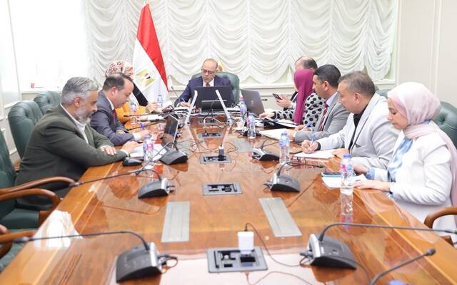 وزير العمل محمد جبران خلال اجتماع مع مسؤولي شركة تكامل السعودية التي تمثل وزارة الموارد البشرية والتنمية الاجتماعية في "المملكة"