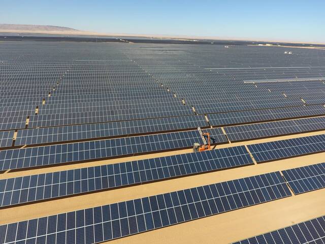 مشروع بنبان أحد مشروعات الطاقة التى يساهم فيها البنك في مصر - أرشيفية