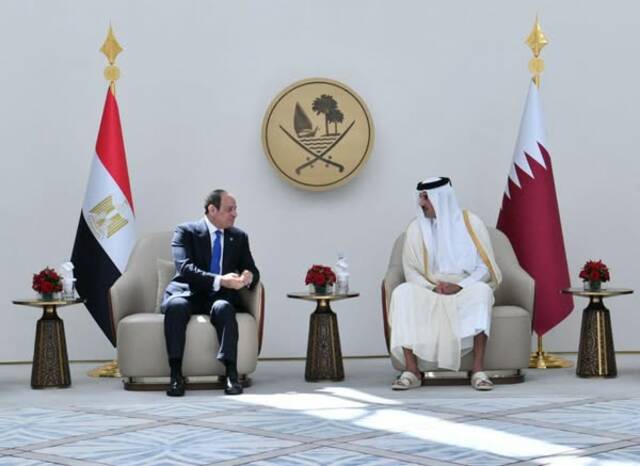 جانب من استقبال أمير قطر للرئيس عبدالفتاح السيسي أمس