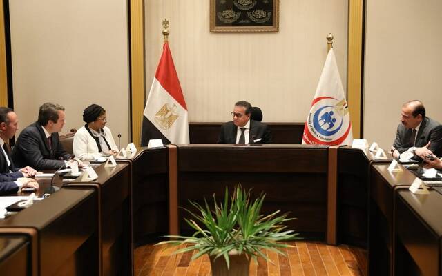 خالد عبدالغفار وزير الصحة والسكان في مصر يجتمع مع وفد شركة "سانوفي" للأدوية