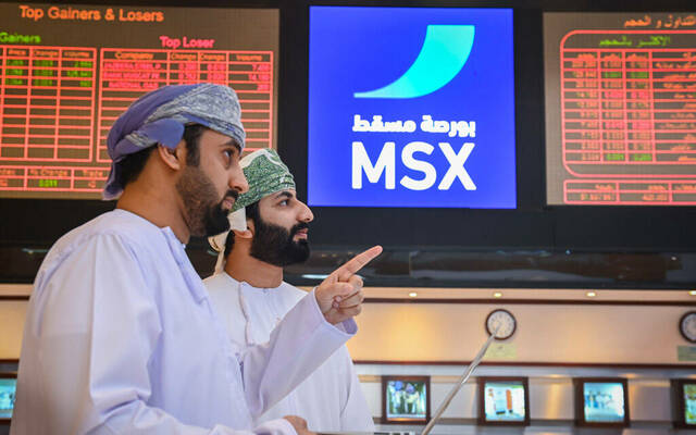 مستثمر يتابع أسعار الأسهم بسوق مسقط