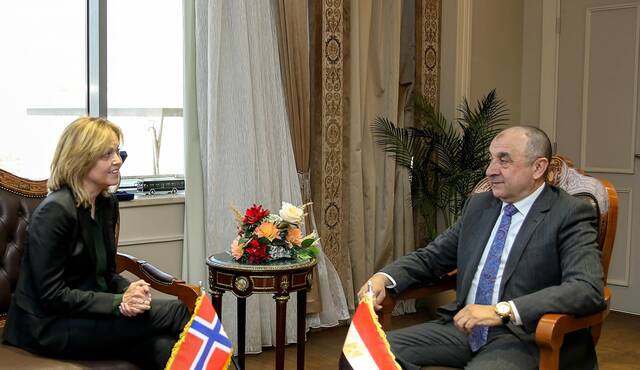 وزير قطاع الأعمال المصري مع سفيرة النرويج في القاهرة