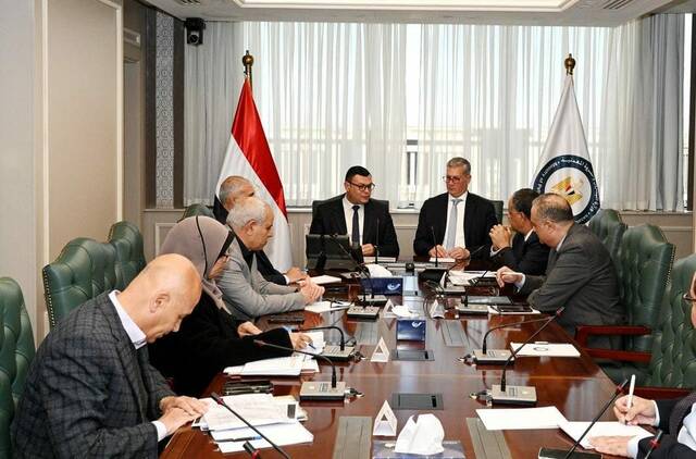 وزيرا البترول والإسكان خلال الاجتماع - أرشيفية