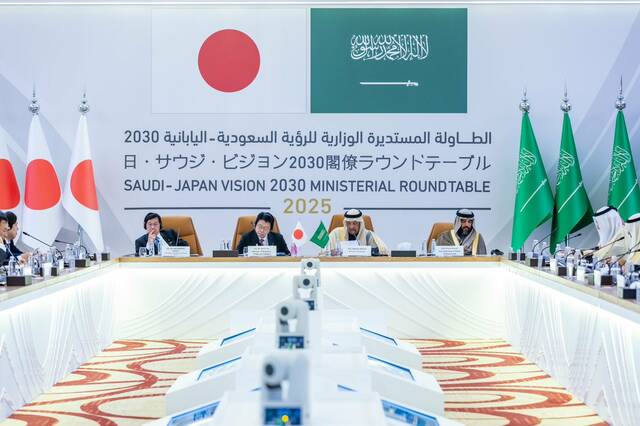 جانب من الطاولة المستديرة