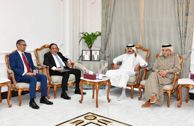 خلال الاجتماع