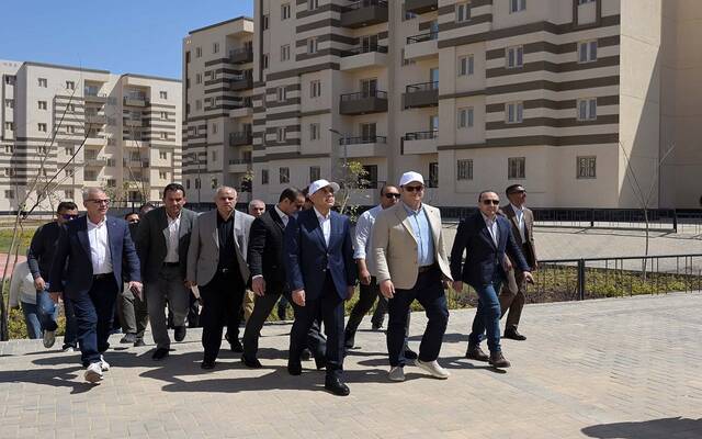 مصطفى مدبولي رئيس مجلس الوزراء المصري خلال جولته التي يقوم بها بمدينة العاشر من رمضان