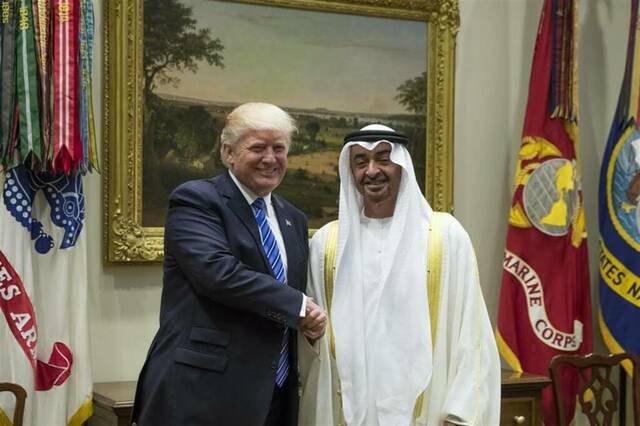 رئيس الإمارات الشيخ محمد بن زايد والرئيس الأمريكي دونالد ترامب- صورة أرشيفية