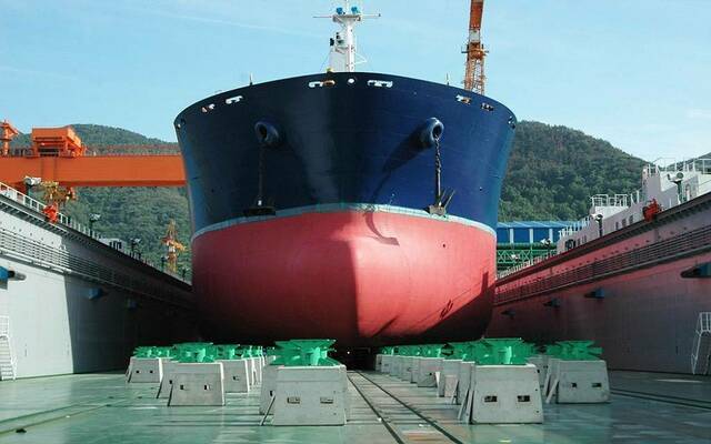 إحدى السفن البحرية