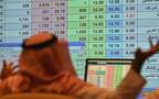 مستثمر يتابع شاشة التداول في إحدى البورصات العربية