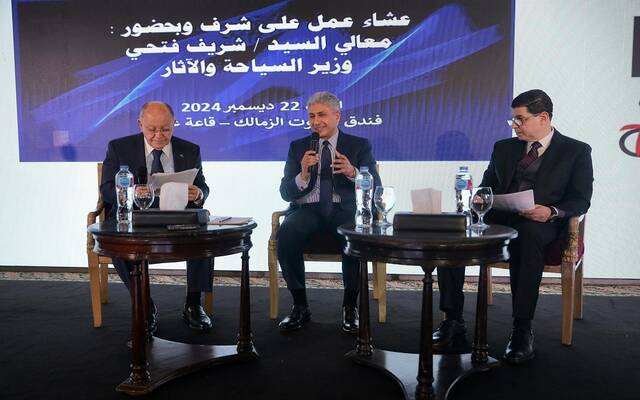 فتحي وزير السياحة والآثار المصري خلال لقاء مع أعضاء جمعية رجال الأعمال المصريين