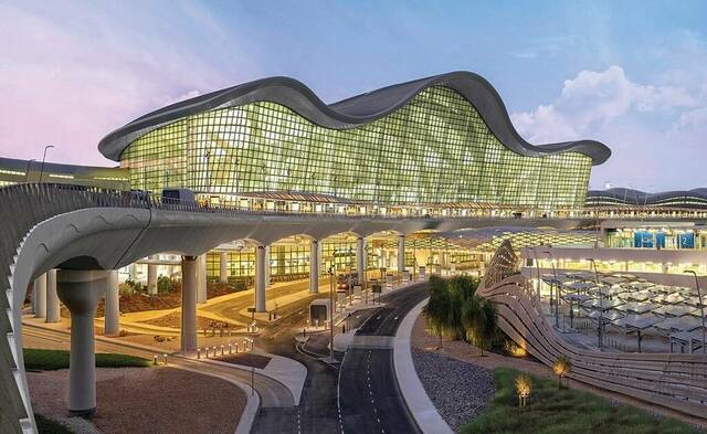 مطار زايد الدولي