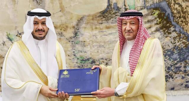 أثناء تسليم الشارة