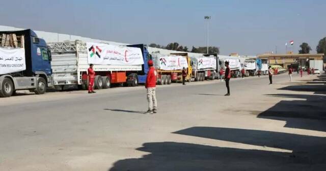 دخول شاحنات المساعدات إلى غزة