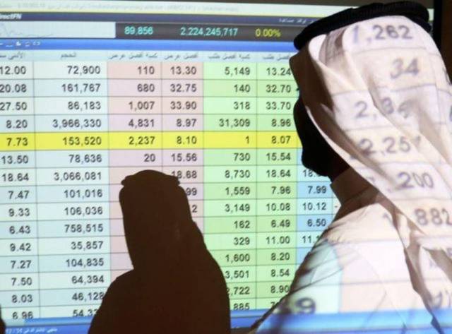 متعامل يتابع أسعار الأسهم