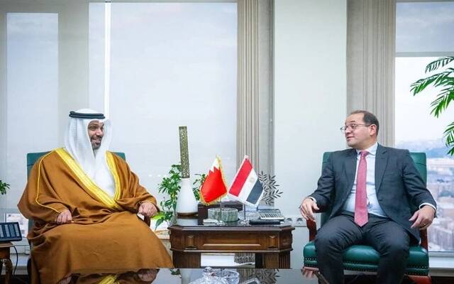 أحمد كجوك وزير المالية المصري مع الشيخ سلمان بن خليفة آل خليفة وزير المالية والاقتصاد الوطني بمملكة البحرين