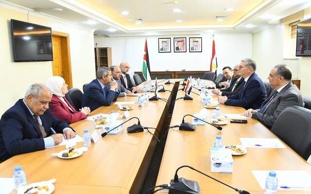 كريم بدوي وزير البترول والثروة المعدنية المصري وصالح الخرابشة وزير الطاقة والثروة المعدنية الأردني