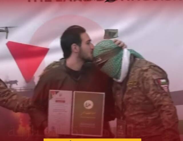 جانب من إطلاق حماس سراح محتجزين إسرائيليين وتسليمهم للصليب الأحمر