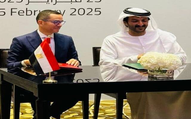 المهندس حسن الخطيب وزير الاستثمار والتجارة الخارجية المصري وعبدالله بن طوق المري وزير الاقتصاد بدولة الإمارات