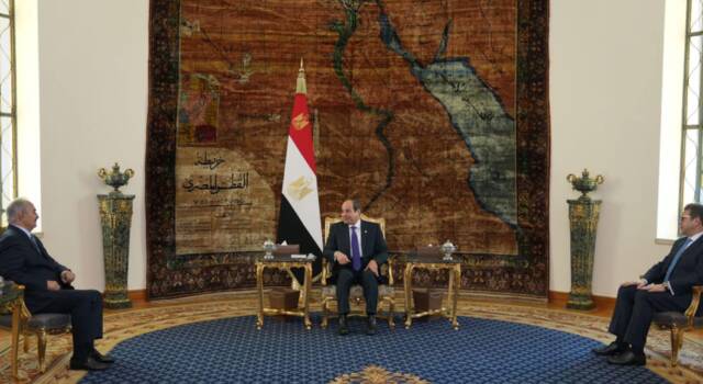 الرئيس المصري عبد الفتاح السيسي والمشير خليفة حفتر القائد العام للجيش الوطني الليبي