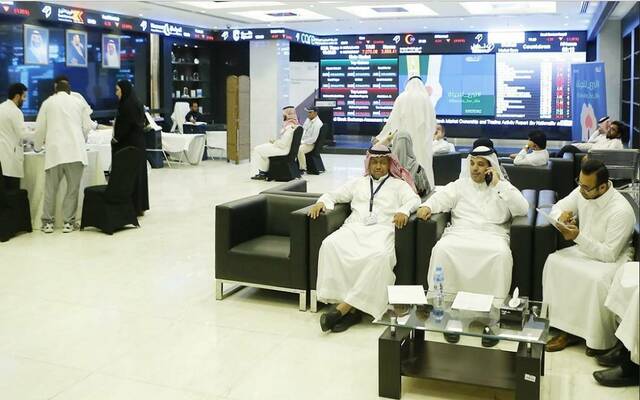 متعاملون بسوق الأسهم السعودية - أرشيفية