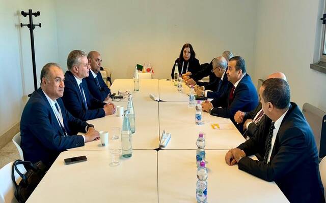 كريم بدوي وزير البترول والثروة المعدنية المصري خلال جلسة مباحثات مع محمد عرقاب وزير الطاقة والمناجم والطاقة المتجددة الجزائري