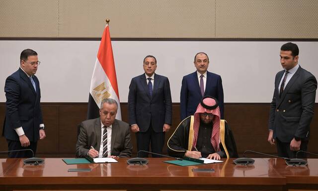 جانب من توقيع العقد بين الشركتين بحضور رئيس الوزراء المصري ووزير قطاع الأعمال العام