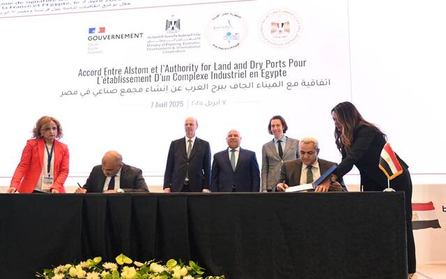 خلال توقع عقد لإنشاء مجمع صناعي لإنتاج مكونات السكك الحديدية