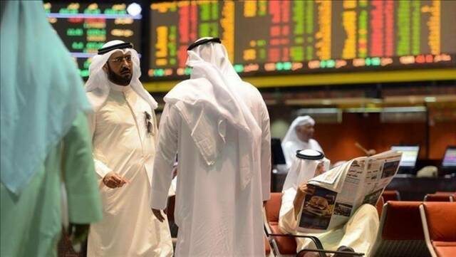 مستثمرون يتابعون التداولات ببورصة الكويت