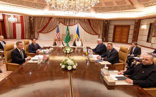 جانب من المحادثات بين الولايات المتحدة وأوكرانيا في المملكة