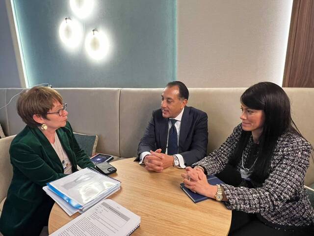 مصطفى مدبولي رئيس مجلس الوزراء المصري مع أوديل رينو باسو رئيسة البنك الأوروبي لإعادة الإعمار والتنمية