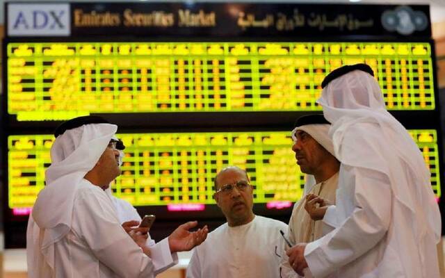 متداولون داخل سوق أبوظبي للأوراق المالية - أرشيفية