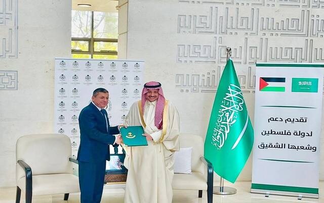 سفير السعودية في الأردن يسلم دعم الدفعة الرابعة لوزير المالية الفلسطيني