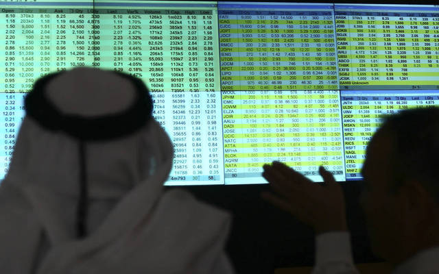 مستثمرون يتابعون أسعار الأسهم ببورصة عمَّان للأوراق المالية