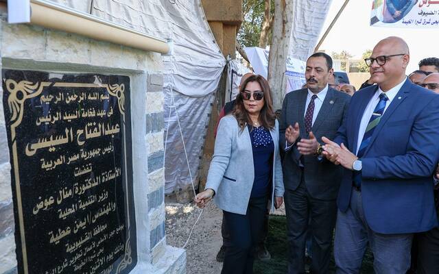 الدكتورة منال عوض وزيرة التنمية المحلية المصرية والمهندس أيمن عطية محافظ القليوبية