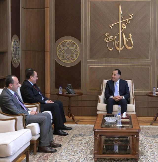 مصطفى مدبولي رئيس مجلس الوزراء المصري والسفير غانم صقر الغانم سفير دولة الكويت بالقاهرة