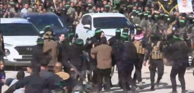 الصليب الأحمر يتسلم 4 مجندات إسرائيليات من غزة