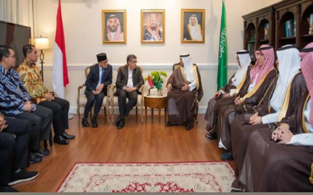 وزير الصحة فهد بن عبدالرحمن الجلاجل ووزير القوى العاملة الإندونيسي البروفيسور إير ياسيرلي ووزير حماية العمال المهاجرين الإندونيسيين
