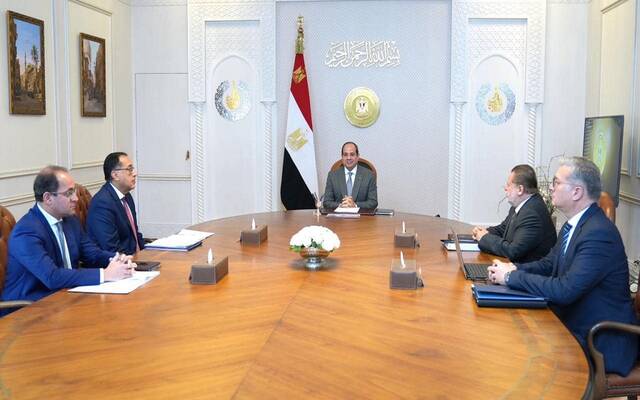 الرئيس المصري عبدالفتاح السيسي خلال اجتماع مع رئيس مجلس الوزراء ومحافظ البنك المركزي ووزير المالية ووزير البترول والثروة المعدنية