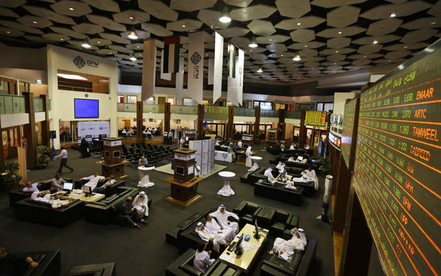 مستثمرون يتابعون أسعار الأسهم بسوق دبي - الصورة من رويترز أريبيان آي
