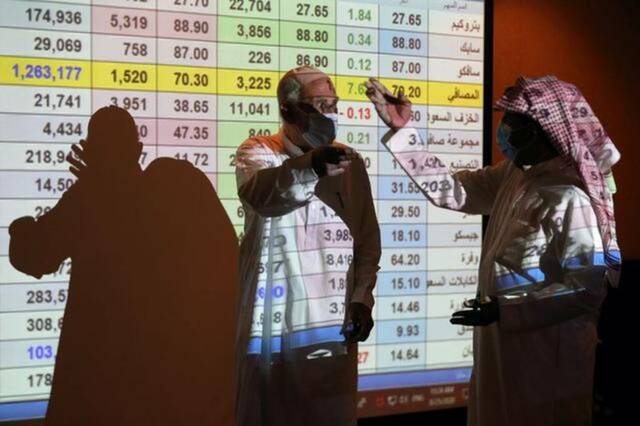 مستثمر أمام شاشة التداول في سوق الأسهم السعودية ـ أرشيفية