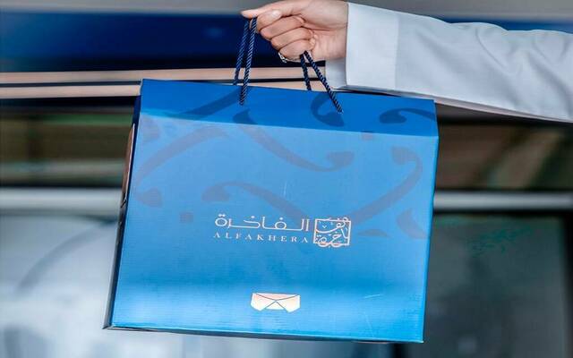 عبوة تحمل شعار شركة الفاخرة للخياطة الرجالية- أرشيفية