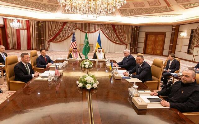 جانب من المحادثات بين الولايات المتحدة وأوكرانيا في المملكة