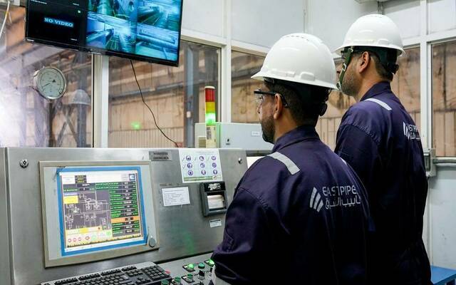 موظفون بشركة أنابيب الشرق المتكاملة للصناعة - أرشيفية