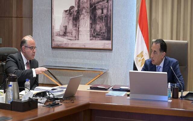 الدكتور مصطفى مدبولي رئيس مجلس الوزراء المصري مع الدكتور محمد فريد رئيس الهيئة العامة للرقابة المالية