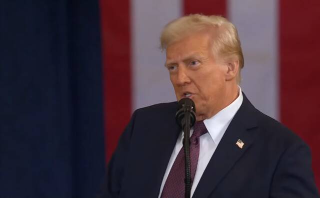 الرئيس الأمريكي المنتخب دونالد ترامب خلال تنصيبه رئيساً لأمريكا