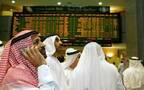 متعامل يتابع أسعار الأسهم، أرشيفية