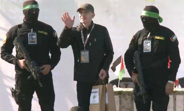 جانب من تسليم المحتجزين الإسرائيليين للصليب الأحمر