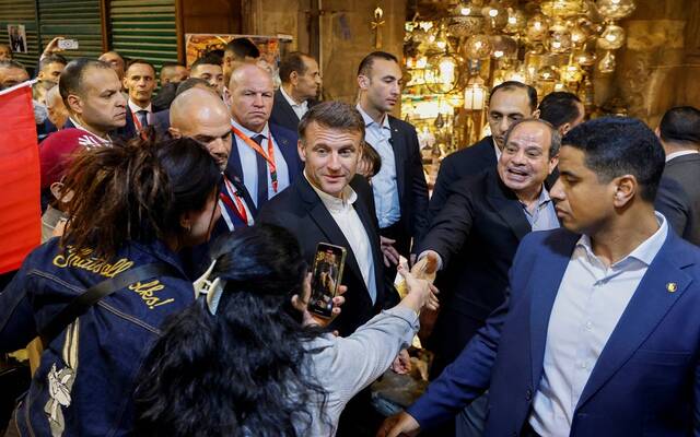 الرئيسين عبدالفتاح السيسي والفرنسي إيمانويل ماكرون في منطقة خان الخليلي