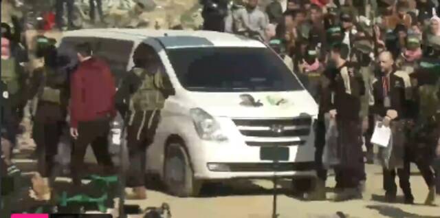 حماس تطلق سراح ثلاثة محتجزين إسرائيليين في خان يونس